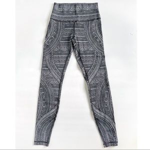 🖤Lululemon Black Paisley Capri Leggings🖤